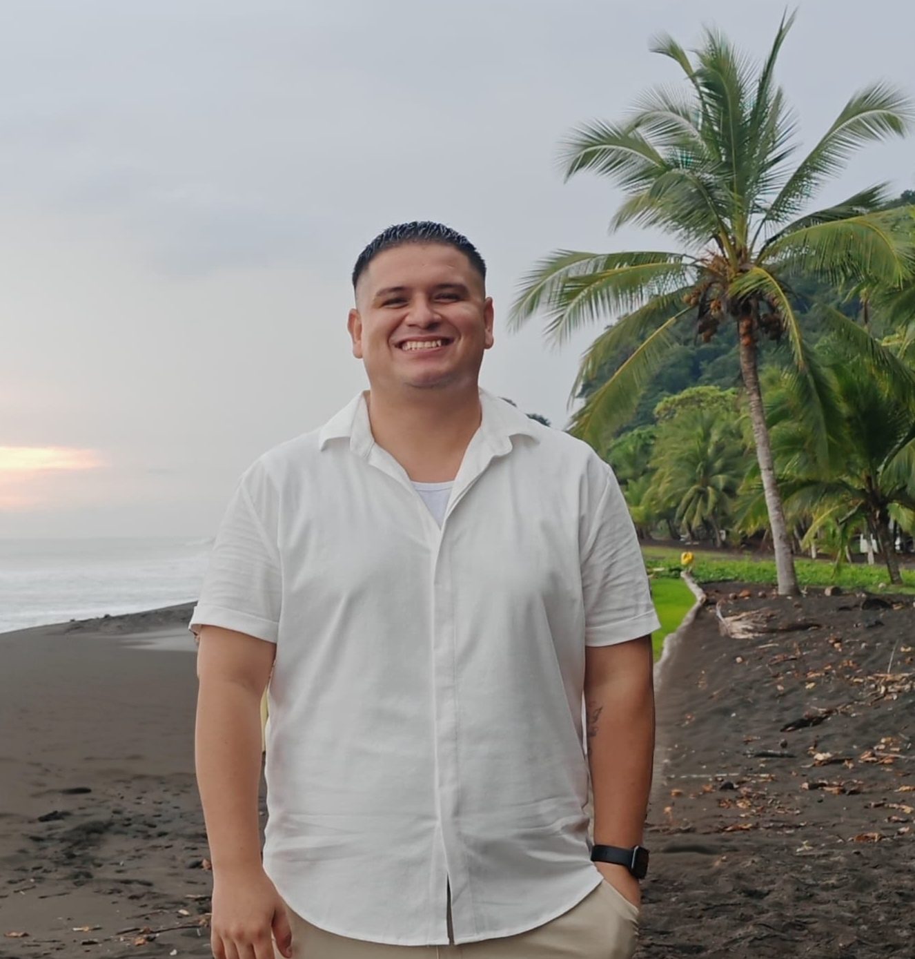 Kendall Morales en la playa de Jacó